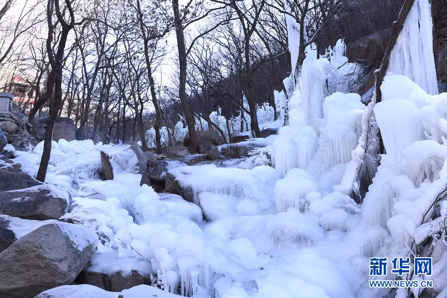 Đáng nói, hiện tượng thác nước đóng băng này không chỉ xảy ra cục bộ mà xảy ra trên toàn bộ thắng cảnh, kéo dài khoảng 1km, cực kỳ nổi bật và thu hút.