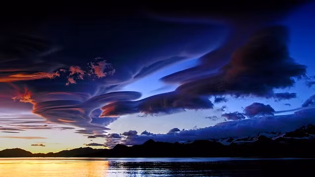 Do hình dạng kỳ lạ, những đám mây hình đĩa này thường bị nhầm với UFO.