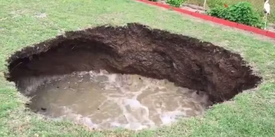 Trong vòng 7 ngày, diện tích chiếc hố tăng lên cực đại. Các chuyên gia không thể ngay lập tức ngăn được sự phát triển của chiếc hố nên gia đình McKay được gửi đến sống trong một khách sạn trong lúc chờ đợi giải pháp hiệu quả.