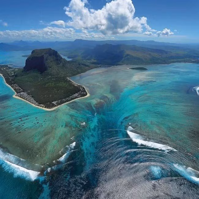 Thác nước ngầm ở Mauritius, đây là một trong những hiện tượng thiên nhiên kỳ lạ và ngoạn mục nhất của Trái đất. Thực chất, không có bất cứ điều bí ẩn nào, chỉ là do vùng biển có quá nhiều màu sắc pha trộn, gây ra ảo giác khi chụp từ trên cao xuống.