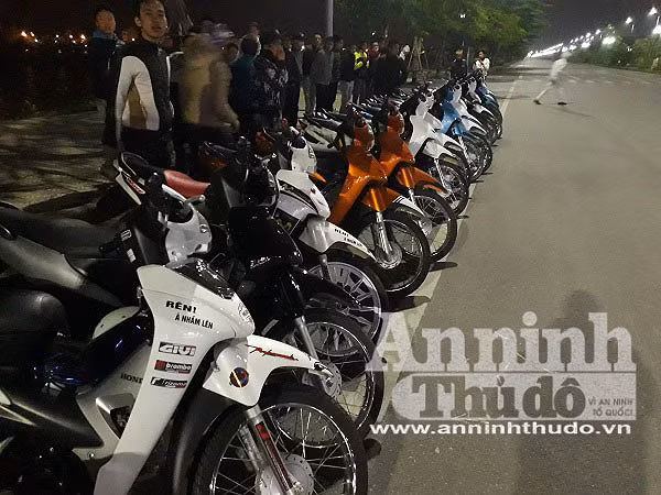 Nhóm trưởng là Đinh Huy Mạnh, 17 tuổi, trú ở phường Khương Đình, quận Thanh Xuân, Hà Nội.