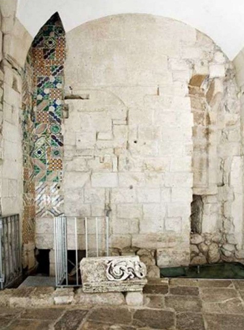 Chẳng ai có thể nghĩ rằng cả một kho tàng đồ sộ nằm dưới căn nhà mình thế nhưng câu chuyện hi hữu này lại xảy ra trong đời thực.