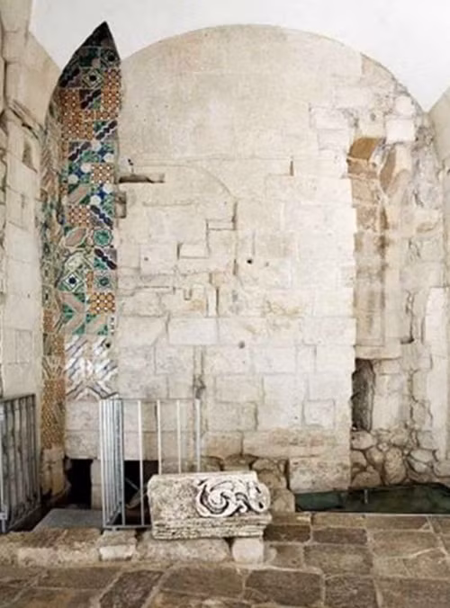 Chẳng ai có thể nghĩ rằng cả một kho tàng đồ sộ nằm dưới căn nhà mình thế nhưng câu chuyện hi hữu này lại xảy ra trong đời thực.