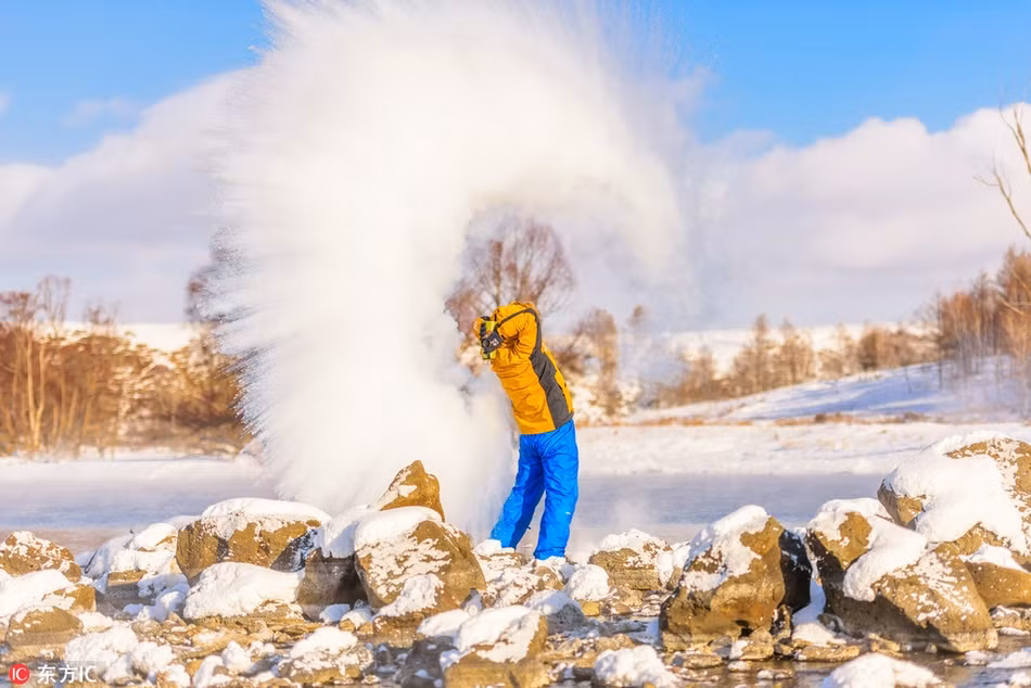 Tại Nội Mông, nhiệt độ xuống thấp đến mức khi bạn hắt nước sôi ra ngoài không khí, những hạt nước sôi cũng sẽ bị đóng băng tức thì.