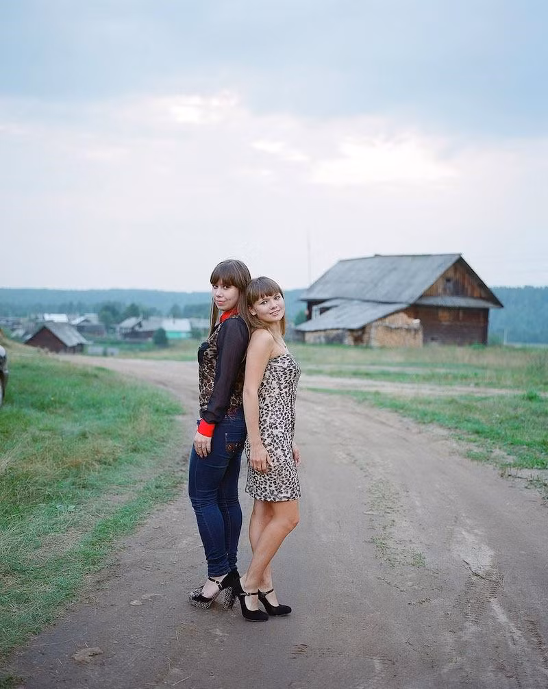 Nhân khẩu học ở nơi đây cũng kỳ lạ, đàn ông ít người sống thọ hơn 65 tuổi. Họ đều qua đời khi ở độ tuổi dưới 60 do lạm dụng rượu. Nhiều người đàn ông không chịu nổi sự ngột ngạt cũng đã rời khỏi làng để đến các thành phố lớn kiếm việc làm.