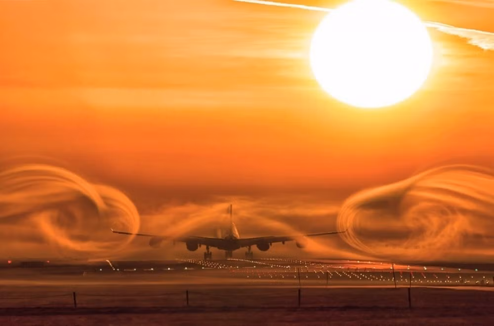 Khoảnh khắc những cuộn mây vờn quanh chiếc máy bay chuẩn bị cất cánh đẹp như một bức ảnh siêu thực.