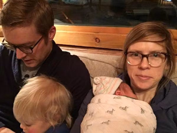 Vài giờ sau khi sinh, Hilary đã bắt tay vào công việc.