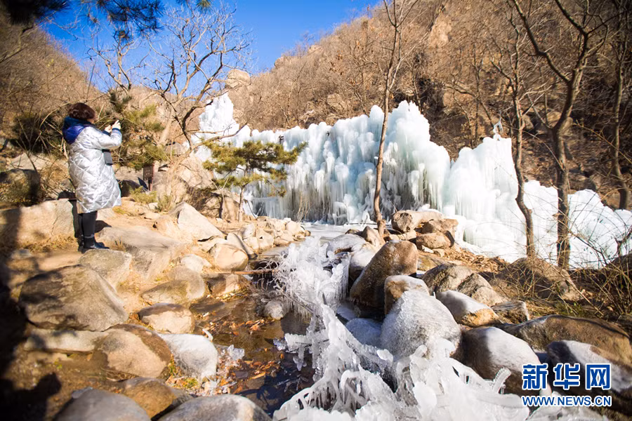 Mặc dù có nắng nhưng những dòng nước vẫn ngưng kết thành băng, rất độc lạ.