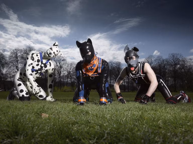 Tom Peters, 32 tuổi, là một dị nhân kỳ lạ người Anh. Tom không chỉ muốn sống như một chú chó, anh còn thực sự sống như một chú chó. Vào ban ngày, Tom là kỹ thuật viên chiếu sáng và kỹ thuật viên sân khấu. Thế nhưng khi màn đêm buông xuống, Tom lại ăn mặc và hoạt động như là một chú chó. (Nguồn Boredomtherapy)