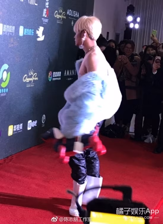 Anh còn khoác áo hững hờ tạo vẻ quyến rũ và tạo dáng kỳ quặc để phóng viên chụp ảnh. Nhiều người cho rằng, chàng "Nhĩ Thái" nổi tiếng một thời đang phải cố gồng mình tạo chiêu trò để níu kéo tên tuổi. Tuy nhiên, sự phá cách trong gu ăn mặc này lại gây phản cảm cho người hâm mộ.