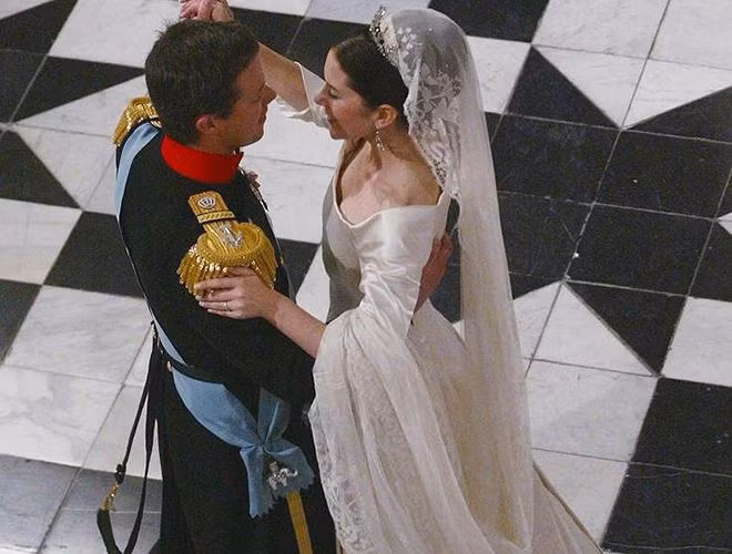 Công chúa Mary Elizabeth Donaldsonand Hoàng tử Frederik trong ngày cưới tại Cung điện Fredensborg, ngày 14-5-2004, sau khi kết hôn tại Nhà thờ Copenhagen, Đan Mạch. Trước khi kết hôn, Mary là một giáo viên.