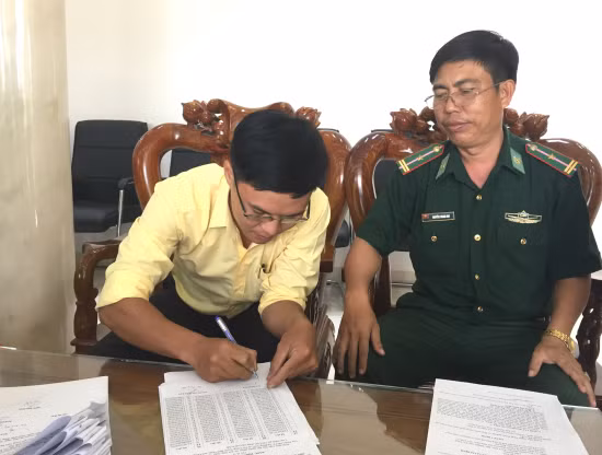 Đỗ Văn Thiện đang bị tạm giữ tại Đồn Biên phòng cửa khẩu quốc tế Mộc Bài. Ảnh: Trung Quân