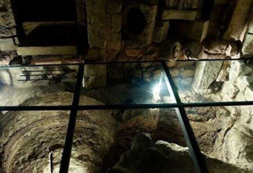 Thay vào đó, với số lượng đồ cổ rất lớn, ông biến căn nhà của mình thành một viện bảo tàng, thu phí vào cửa nhằm gây quỹ, tiếp tục đầu tư cho việc khai quật di tích lịch sử hàng ngàn năm tuổi này.