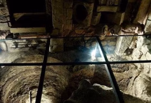 Thay vào đó, với số lượng đồ cổ rất lớn, ông biến căn nhà của mình thành một viện bảo tàng, thu phí vào cửa nhằm gây quỹ, tiếp tục đầu tư cho việc khai quật di tích lịch sử hàng ngàn năm tuổi này.