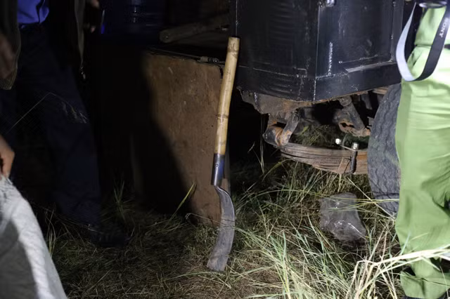 Hung khí vương vãi khắp nơi tại hiện trường.