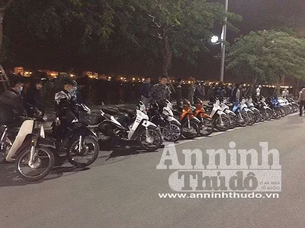 Ngày 25/11, khi nhóm than.ày vừa họp mặt, đang xếp xe thì bị lực lượng công an ngăn chặn.