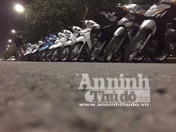 Nhiều trường hợp thanh thiếu niên điều khiển xe chưa đủ tuổi và không đội mũ bảo hiểm.