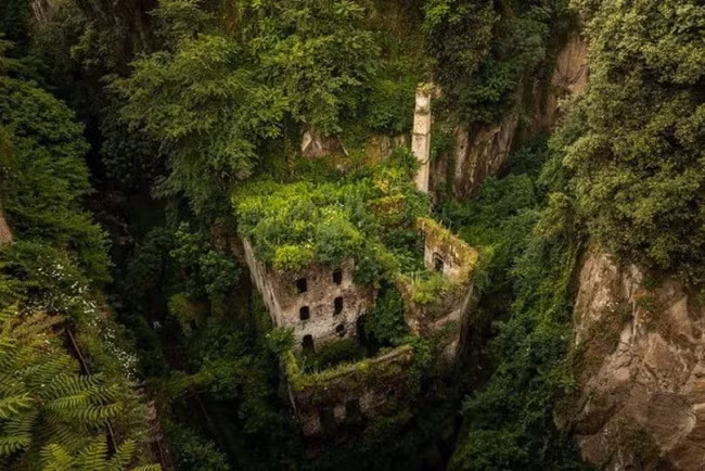Nhà máy cũ bỏ hoang ở Sorrento, Ý.