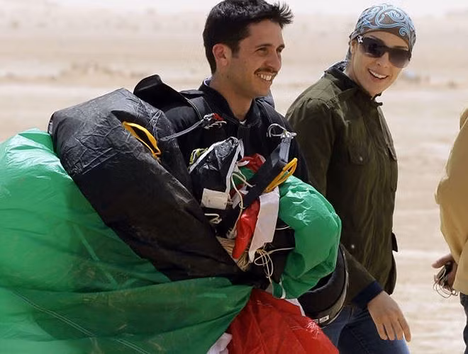 Hoàng tử Jordan, Hamza bin al-Hussein, Chủ tịch Câu lạc bộ Thể thao Hàng không Hoàng gia Jordan, và vợ - Công chúa Basma Bani Ahmad tại sa mạc Wadi Rum vào ngày 19-4-2011. Trước khi kết hôn, Basmah là một phi công.