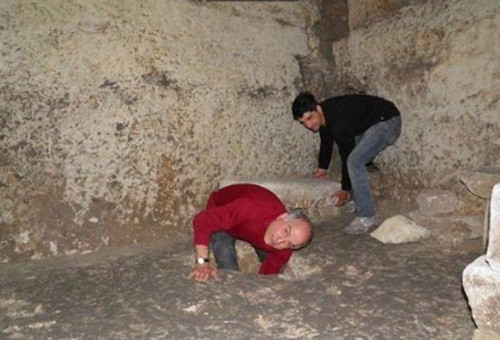 Sau hơn một năm, khi xem xét các vấn đề, chính quyền địa phương mới đồng ý cho phép gia đình ông Luciano Faggiano tiếp tục đào và khai quật di tích.