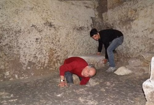 Sau hơn một năm, khi xem xét các vấn đề, chính quyền địa phương mới đồng ý cho phép gia đình ông Luciano Faggiano tiếp tục đào và khai quật di tích.