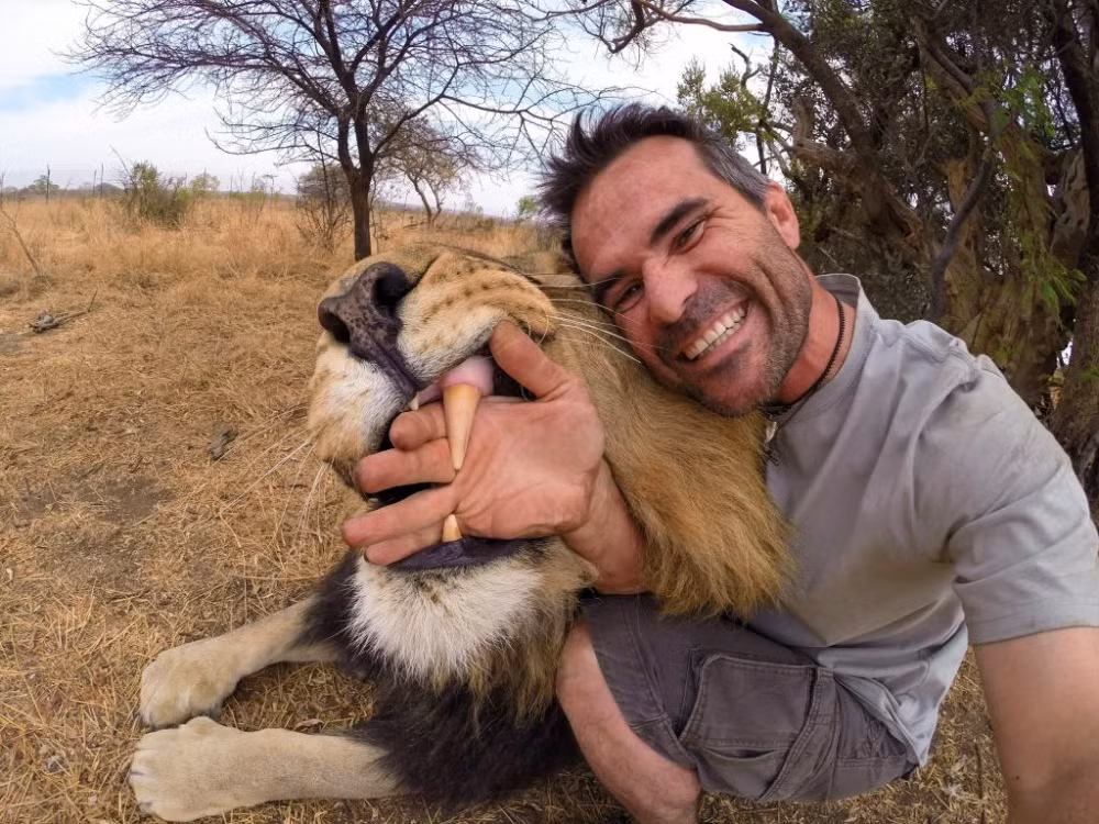 Người đàn ông này đã kết nối với thiên nhiên và động vật hoang dã hoàn toàn. Anh có thể chơi đùa với những con sư tử và chụp ảnh với chúng như này mà không gặp nguy hiểm.