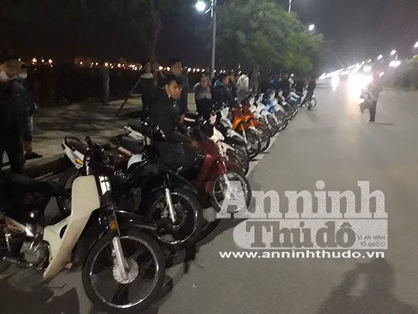 Tuy nhiên, khi gặp nhau nhóm thường dàn hàng ngang để chụp ảnh sau đó phóng với tốc độ cao trên đường.