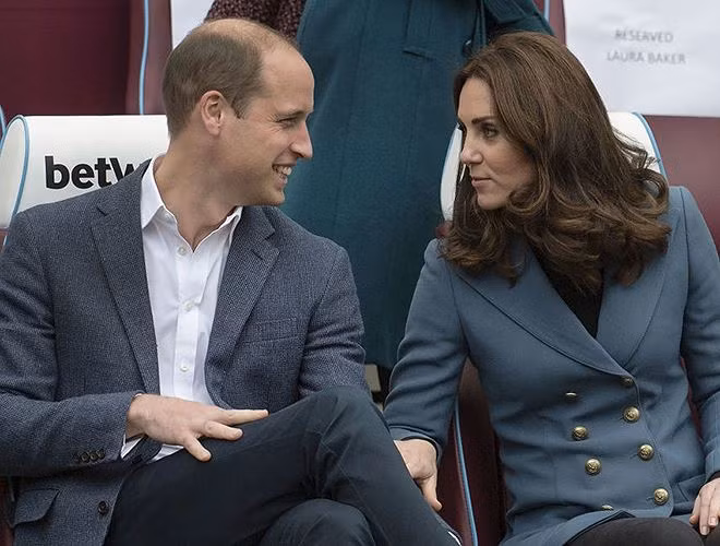 Hoàng tử Anh William, Công tước xứ Cambridge, và Công nương xứ Cambridge, Kate Middleton tại Sân vận động của đội bóng West Ham United ở London vào ngày 18-11-2017. Trước hôn nhân, Kate Middleton là một nhà thiết kế.