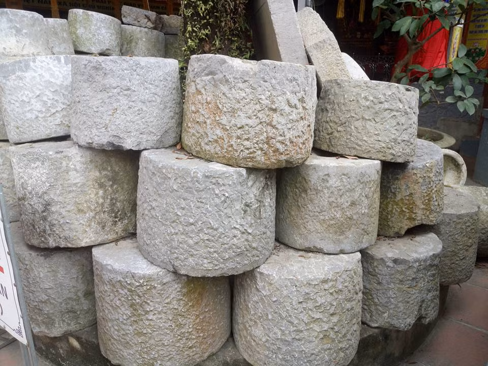 Cối đá rêu phong được trưng bày tại khuôn viên của chùa.