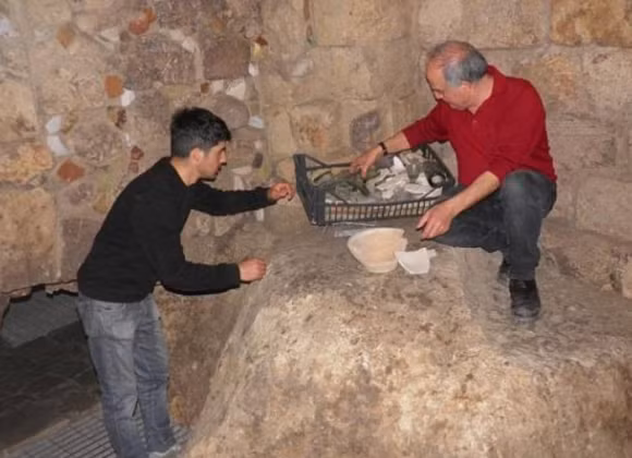 Lần khai quật này có sự tham gia, giúp đỡ và giám sát của các nhà khảo cổ học.