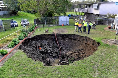 Cuối cùng, vấn đề được tìm ra, hóa ra dưới hố nước khổng lồ là một chiếc giếng cũ. Miếng gỗ trên miệng giếng mục nát và khiến đất xung quanh sụp đổ, nước tràn ra ngoài. Các chuyên gia đã giải quyết bằng cách hút nước ra và làm lại toàn bộ nền đất.