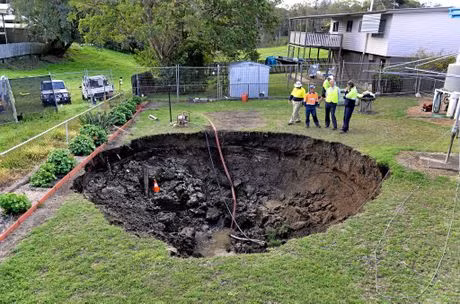 Cuối cùng, vấn đề được tìm ra, hóa ra dưới hố nước khổng lồ là một chiếc giếng cũ. Miếng gỗ trên miệng giếng mục nát và khiến đất xung quanh sụp đổ, nước tràn ra ngoài. Các chuyên gia đã giải quyết bằng cách hút nước ra và làm lại toàn bộ nền đất.