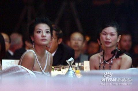 Không hiểu Ban tổ chức buổi lễ cố tình hay vô ý sắp xếp "Tiểu Yến Tử" Triệu Vy ngồi cạnh siêu mẫu nổi tiếng thế giới Lữ Yến. Trong khi một người nổi tiếng với đôi mắt to tròn, trong sáng thì người kia lại sở hữu vẻ "xấu lạ" với đôi mắt híp như sợi chỉ. Tuy nhiên, đôi mắt híp đó lại chính là điều đặc biệt của siêu mẫu Lữ Yến khi cô được truyền thông phương Tây ca ngợi là biểu tượng cho vẻ đẹp huyền bí Á Đông.