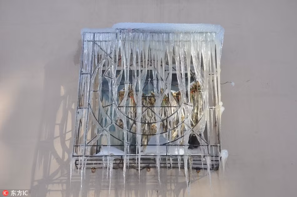 Hình ảnh ngoài trời cực lạnh này được chụp tại Cát Lâm, Trung Quốc, một cửa sổ bị đóng băng, khiến nó trông như ô cửa ở xứ sở của bà chúa tuyết.