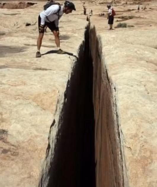 Rãnh nứt đen là một khe nứt tự nhiên trong Khu bảo tồn quốc gia Canyonlands, Mỹ. Được biết vết nứt này là một sự hình thành tự nhiên. Hiện tại địa điểm này rất thu hút khách du lịch vì sự bí ẩn của nó.