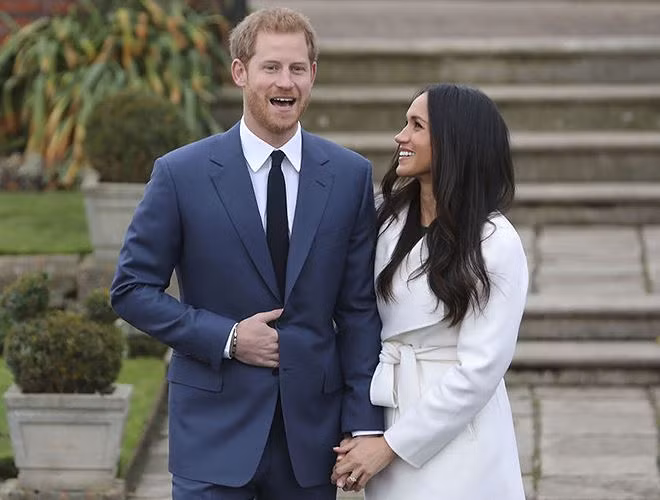 Hoàng tử Anh Harry và vị hôn thê Meghan Markle chụp hình tại Cung điện Kensington ở phía tây London vào ngày 27-11-2017. Hiện thông tin mới nhất về đám cưới sắp tới đã chính thức khiến nữ diễn viên người Mỹ Meghan Markle bỗng chốc trở thành cái tên được nhắc đến nhiều nhất trên khắp các mặt báo.