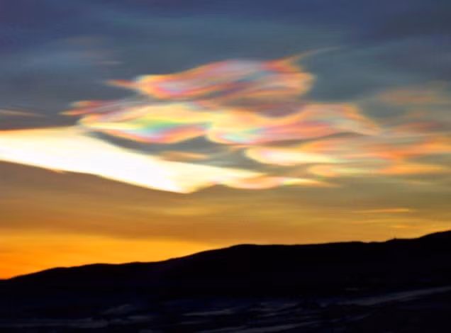 3. Mây xà cừ là một dạng mây được hình thành ở những khu vực cực kỳ lạnh của tầng bình lưu thấp, ở độ cao 15.000 - 25.000m. Theo miêu tả, mây xà cừ trông giống như những tấm màng mỏng, cuộn lại rồi bung ra, trải rộng khắp rồi bỗng co lại trên bầu trời nhá nhem sáng tối.