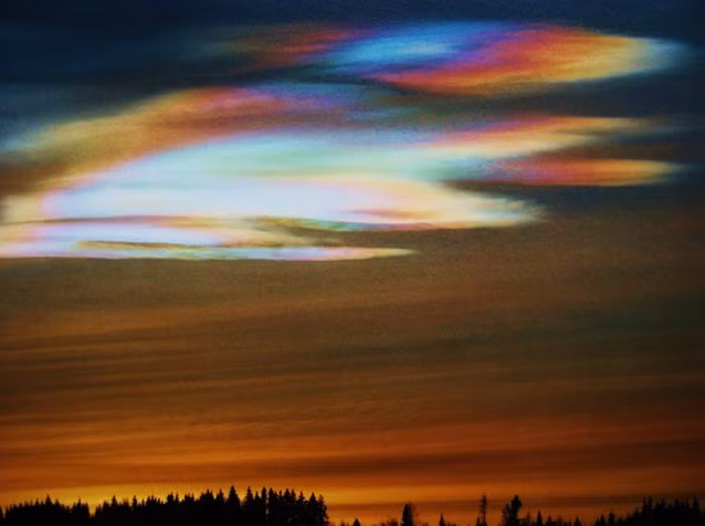 Nó là có liên quan chặt chẽ đến sự hình thành của các lỗ hổng ôzôn. Các hiệu ứng của chúng đối với sự suy giảm ôzôn nảy sinh do chúng hỗ trợ các phản ứng hóa học sinh ra clo hoạt hóa.