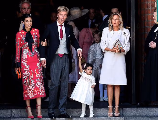 Ngày nay, thế hệ trẻ trong các gia đình hoàng gia trên thế giới thường kết hôn vì tình yêu nhiều hơn là vì tước vị hay dòng dõi hoàng tộc của người tình. Trong ảnh là hoàng tử Christian (thứ hai từ trái sang) của Công quốc Monaco và vợ Alessandra de Osma (ảnh trái), người mẫu kiêm nhà thiết kế thời trang gốc Peru.