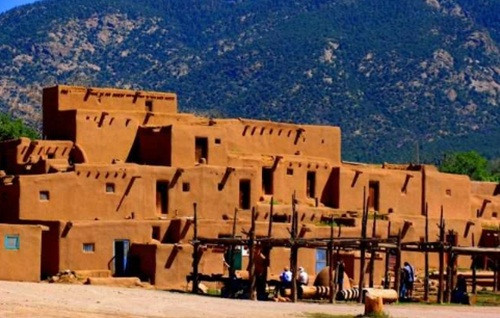 Tiếng ồn ào kỳ lạ. Rất nhiều người dân địa phương đã nghe thấy tiếng ồn ào kỳ cục ở khu vực Taos, thuộc bang New Mexico, Mỹ. Tuy nhiên, ngay cả khi nghe thấy tiếng ồn ào cả ngày lẫn đêm thì cũng không ai biết nguồn gốc tiếng ồn này từ đâu mà có.