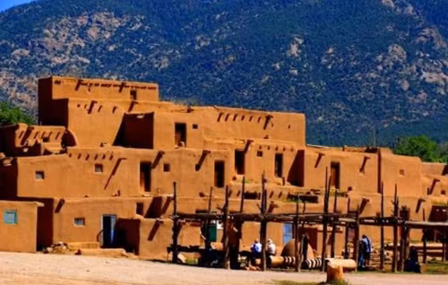 Tiếng ồn ào kỳ lạ. Rất nhiều người dân địa phương đã nghe thấy tiếng ồn ào kỳ cục ở khu vực Taos, thuộc bang New Mexico, Mỹ. Tuy nhiên, ngay cả khi nghe thấy tiếng ồn ào cả ngày lẫn đêm thì cũng không ai biết nguồn gốc tiếng ồn này từ đâu mà có.