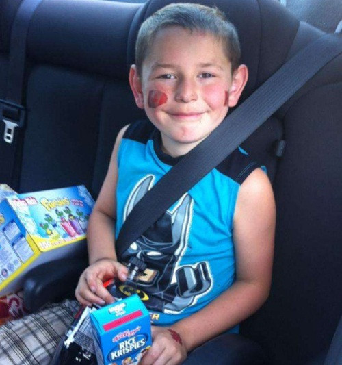 Cậu bé Gavin Lerik, 6 tuổi, người Canada quả thực là một cậu bé dũng cảm, nhanh trí. Giống như rất nhiều những đứa trẻ khác trên thế giới, Gavin rất yêu thích phim hoạt hình. Đêm hôm đó, vì quá thích một bộ phim hoạt hình, Gavin đợi cha mẹ ngủ say, sau đó lén lút chạy xuống cầu thang để xem TV.