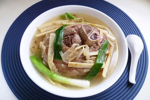 Móng giò heo hầm hành: Móng giò heo có tác dụng tư âm dưỡng huyết, hành có tác dụng thông tinh quan. Món ăn có sự kết hợp của hai nguyên liệu này giúp bổ trợ cho việc chữa trị những trường hợp không vô sinh do thận âm, âm huyết suy hư.