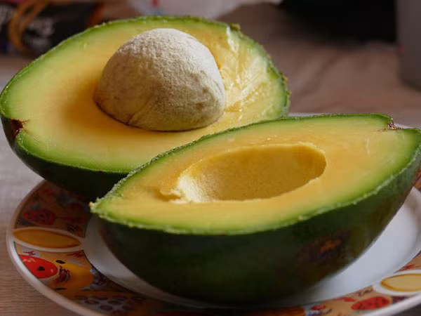 Quả bơ: Thịt quả bơ là loại kem tẩy trang tuyệt vời mà bạn nên thử. Không chỉ loại bỏ hoàn toàn mỹ phẩm một cách dịu nhẹ, quả bơ còn cung cấp nhiều vitamin và axit béo omega-3 cho da. 