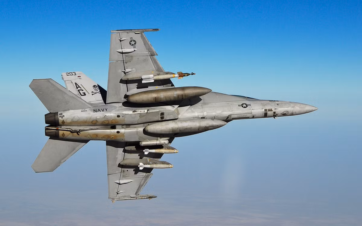 Về hỏa lực, F/A-18 Super Hornet sở hữu kho vũ khí khổng lồ, phù hợp với mọi hoạt động tác chiến. Cụ thể, nó được trang bị một khẩu pháo 6 nòng 20mm ở mũi máy bay cùng 11 giá treo trên cánh và thân cho phép mang 8 tấn tải trọng ngoài.