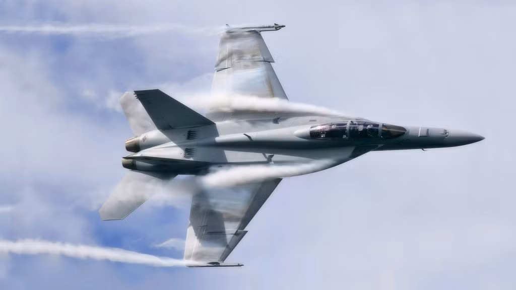 F/A-18 được trang bị động cơ General Electric F414-GE-402 cho vận tốc tối đa 1.915km/h, tầm bay 2.346km, bán kính chiến đấu hơn 900km.