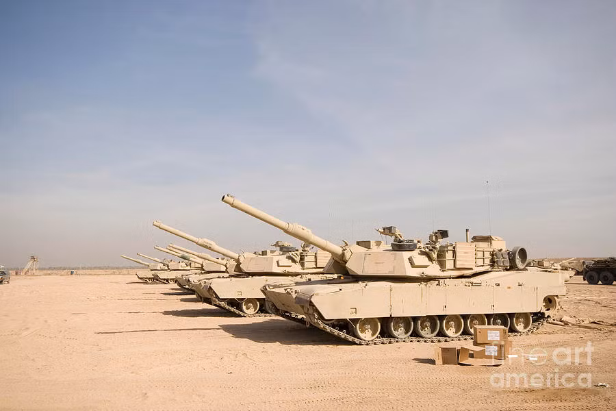 M1 Abrams là loại xe tăng chủ lực nổi tiếng của Mỹ, do hãng General Dynamics sản xuất năm 1980. Nó được tham chiến lần đầu trong chiến tranh vùng Vịnh lần thứ nhất, nó đã chứng minh được khả năng chiến đấu ưu việt khi đã giành chiến thắng trong hầu hết các cuộc đấu tăng tại Iraq.