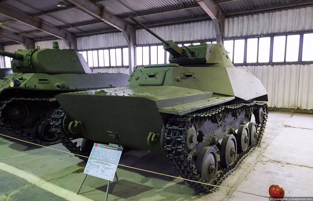 Xe tăng lội nước T-40 từng tham gia chiến dịch phòng thủ Moscow năm 1941. Nó nặng 5,9 tấn, dài 4,10m, bọc giáp 4-13mm, hỏa lực chính có đại liên 12,7mm DShK.