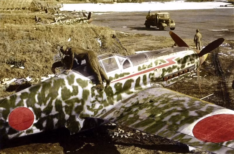 Mặc dù khó khăn về nguồn tài nguyên, nhưng bài trí lực của mình, Đế quốc Nhật Bản trong Chiến tranh thế giới thứ 2 vẫn tự tạo ra cho mình những chiến đấu cơ nhanh nhẹn, mạnh mẽ ngang ngửa các tiêm kích của siêu cường Mỹ, “đồng minh” phát xít Đức.