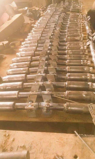 Những viên đạn phản lực kích cỡ rất lớn nhìn như đạn cối.